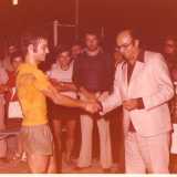 In un terzo scatto si vede invece Giusto premiato dal sindaco di Triggiano alla presenza dell'organizzatore Elio Di Summa (al centro). Il suo esordio fu infatti dei migliori, tanto da valergli, nel 1973, il titolo di miglior calciatore del torneo, per il quale ricevette un orologio da polso